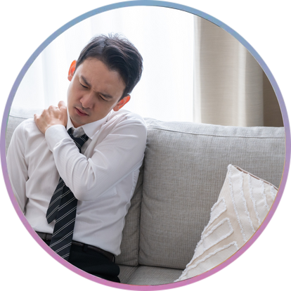 肩こりに悩む女性